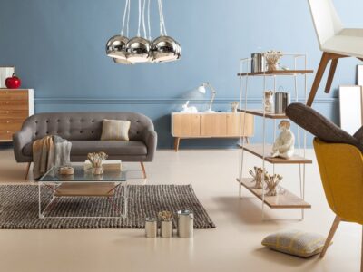 Modern living room with stylish furniture arrangement.
