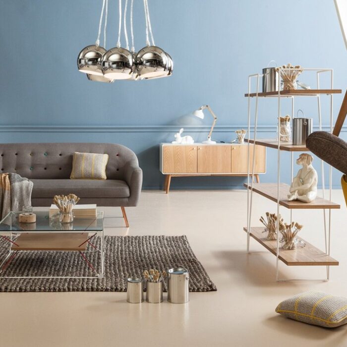 Modern living room with stylish furniture arrangement.